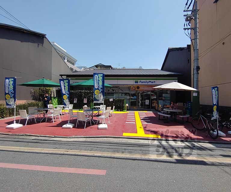 コンビニ　ファミリーマート綾小路東洞院店（コンビニ）まで100m