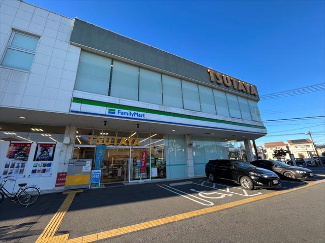 コンビニ　ファミリーマートＴＳＵＴＡＹＡ大宮指扇店（コンビニ）まで62m