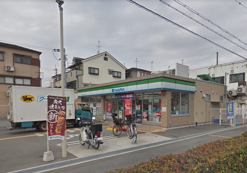 コンビニ　ファミリーマート 八尾木北二丁目店（コンビニ）まで734m