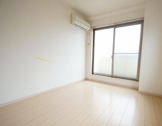 居室・リビング　落ち着いた色合いの床材を使用した居住空間です。