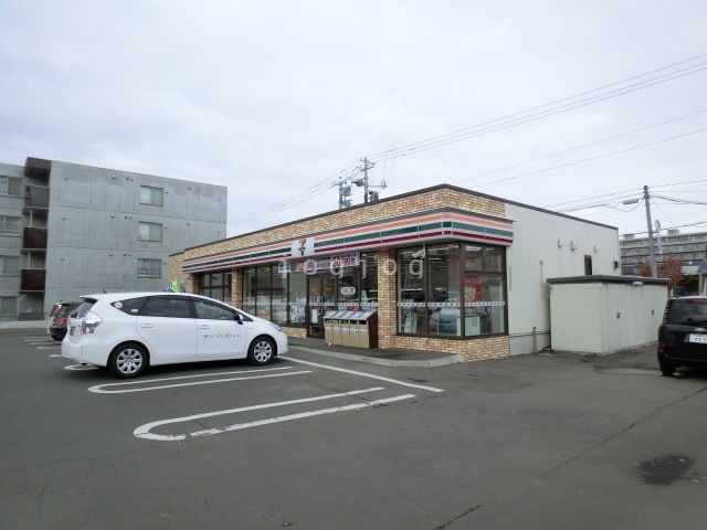 コンビニ　セブンイレブン札幌北33条店（コンビニ）まで99m