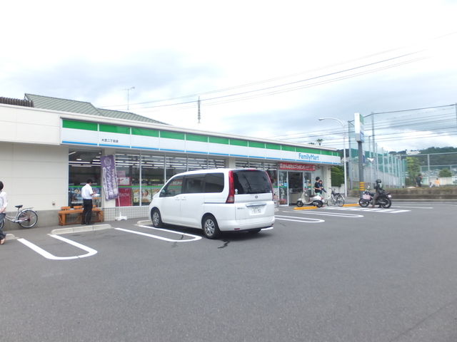 コンビニ　ファミリーマート大芝二丁目店（コンビニ）まで416m