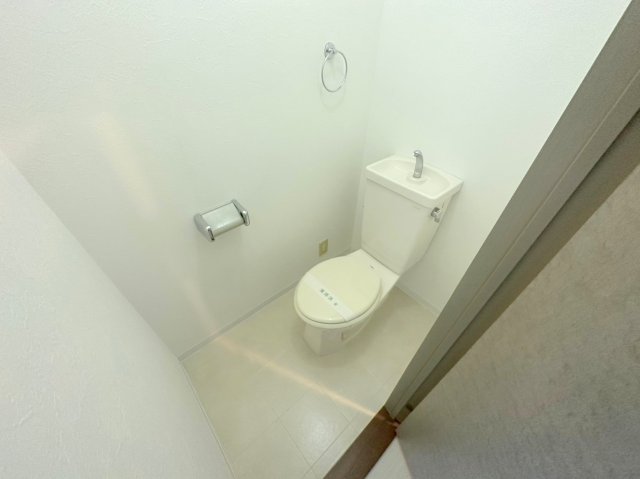トイレ　清潔感のあるトイレは、誰もがリラックスできる空間です。