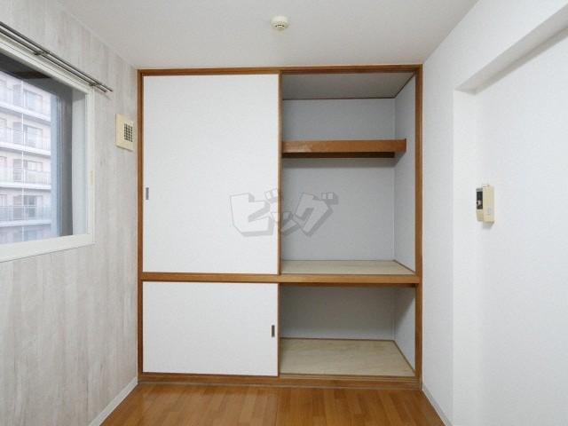 収納　衣類の収納に便利な押し入れが付いています！