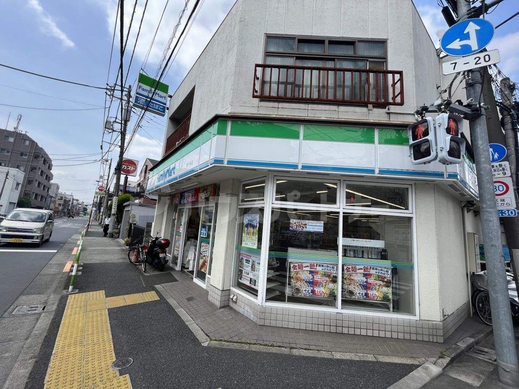コンビニ　ファミリーマート東十条店（コンビニ）まで120m