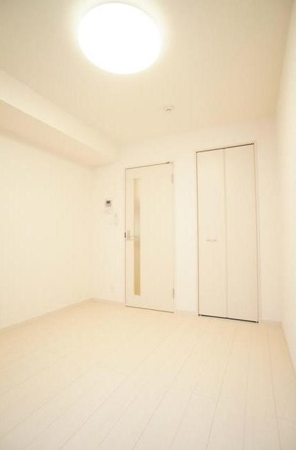 その他部屋・スペース　「明るい色の床材を使用したお部屋です」