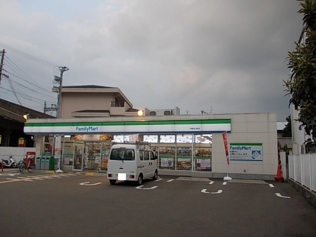 コンビニ　ファミリーマート様（コンビニ）まで270m