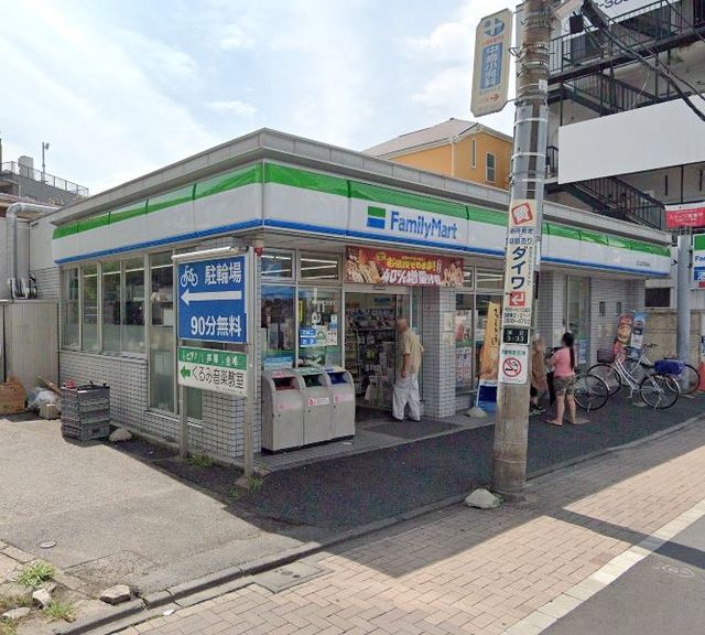 コンビニ　ファミリーマート足立五反野駅前店（コンビニ）まで582m