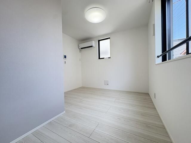居室・リビング　２面採光なので、明るく風通しのよい過ごしやすいお部屋です♪