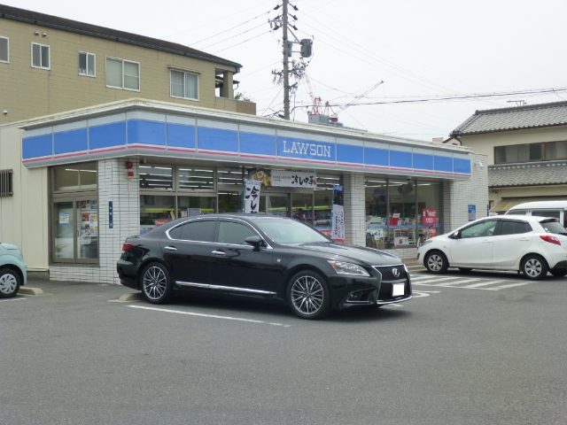 コンビニ　ローソン津栄町四丁目店（コンビニ）まで557m