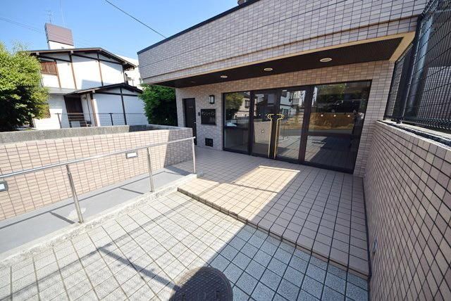 エントランス　★日当り良好！広々DK！敷地内駐車場あり！ファミリーおすす…