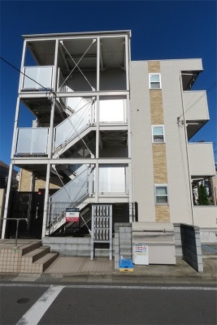 建物外観　３階建ての賃貸マンション