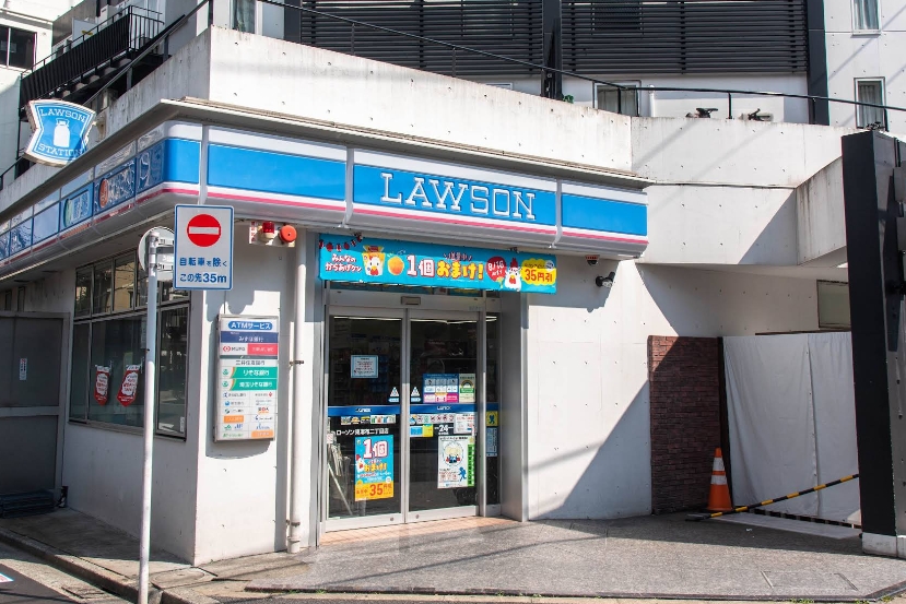 コンビニ　ローソン東麻布二丁目店（コンビニ）まで52m