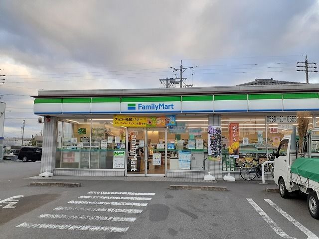 コンビニ　ファミリーマート（コンビニ）まで400m