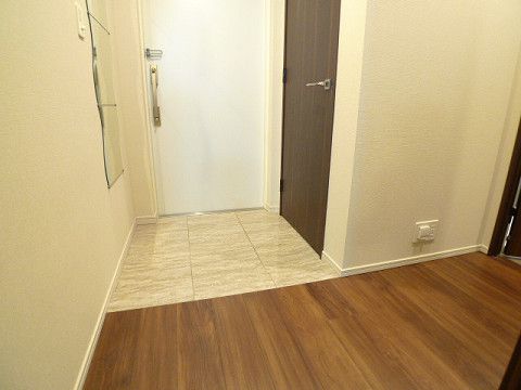 玄関　※別部屋の参考写真です。