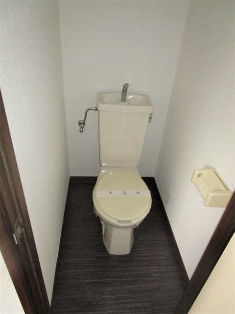 トイレ　別号室の参考写真です。