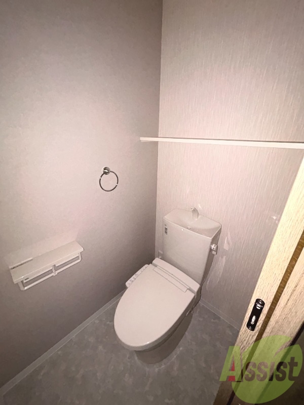 トイレ　トイレは温水洗浄便座となっており、上部には棚もついています。