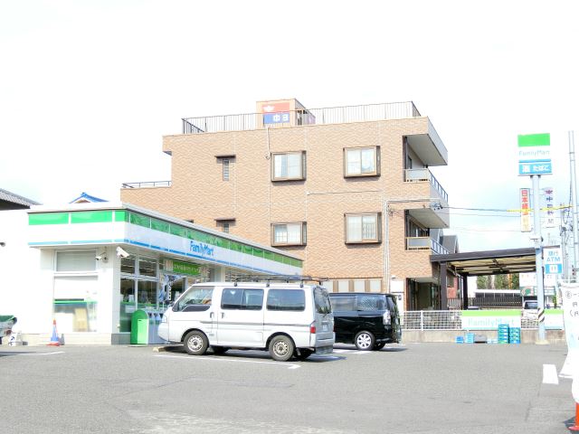 コンビニ　フアミリーマート（コンビニ）まで390m