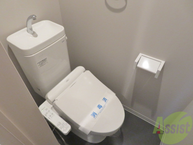 トイレ　人気のウォシュレットつきのトイレです。快適ですよ。