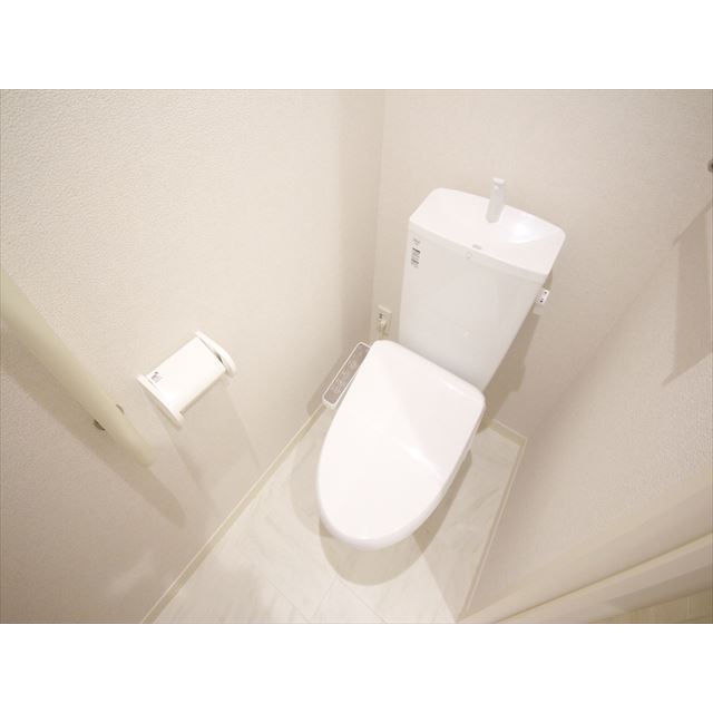 トイレ　温水洗浄便座付きのトイレです♪