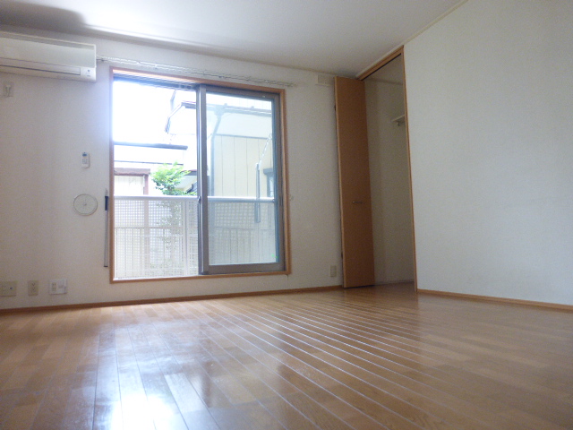 居室・リビング　リビング10帖　（キッチン側より撮影）　角部屋、2面採光