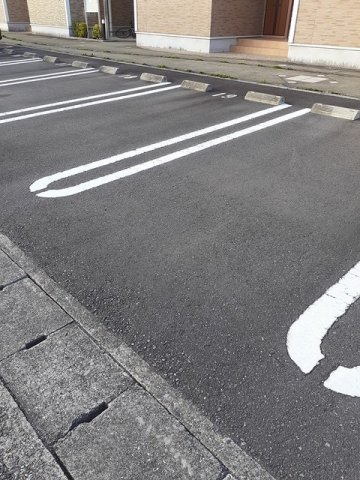 駐車場　駐車場があるので、車を買う予定の方も安心です