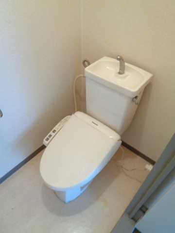 ＪＲ東海道本線 栗東駅 徒歩15分 3階建 築33年のトイレ写真