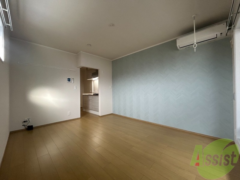 居室・リビング　アクセントクロスがオシャレなお部屋です。
