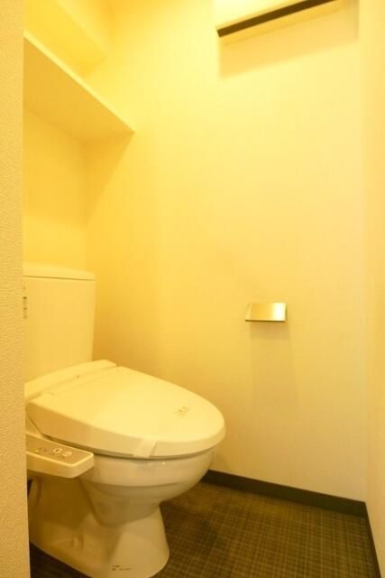 トイレ　落ち着いた色調のトイレです