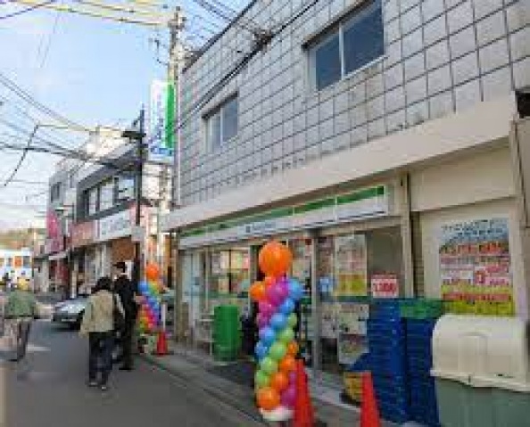 コンビニ　ファミリーマート妙蓮寺駅前店（コンビニ）まで383m