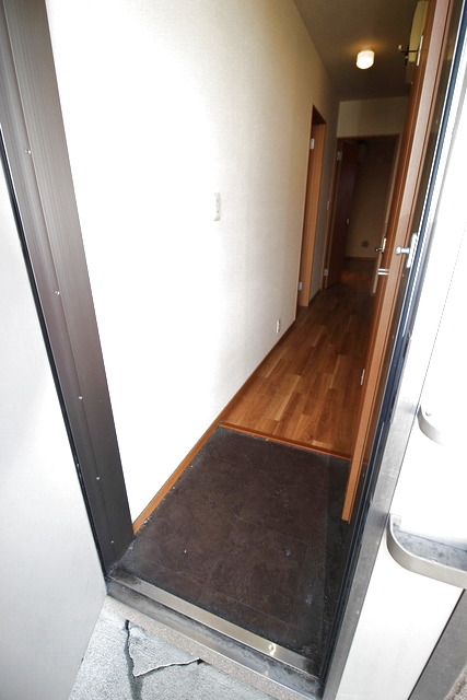 玄関　※写真は他号室です