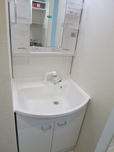 洗面設備　独立洗面台、小物を置くことができて便利です