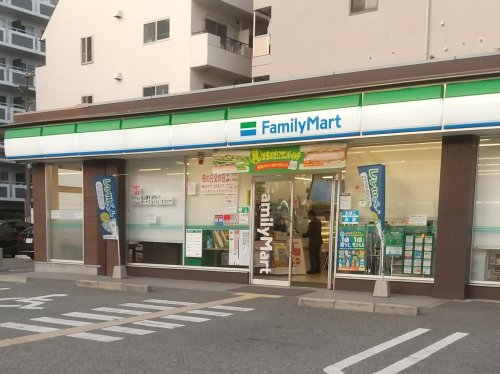 コンビニ　ファミリーマート 東三国六丁目店（コンビニ）まで389m
