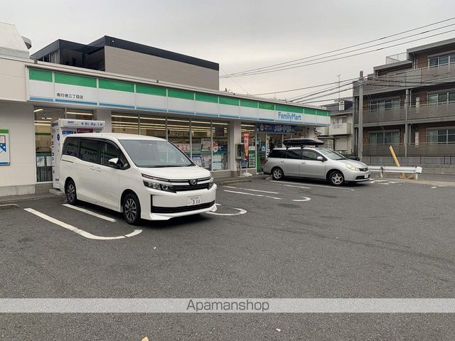 コンビニ　ファミリーマート（コンビニ）まで110m