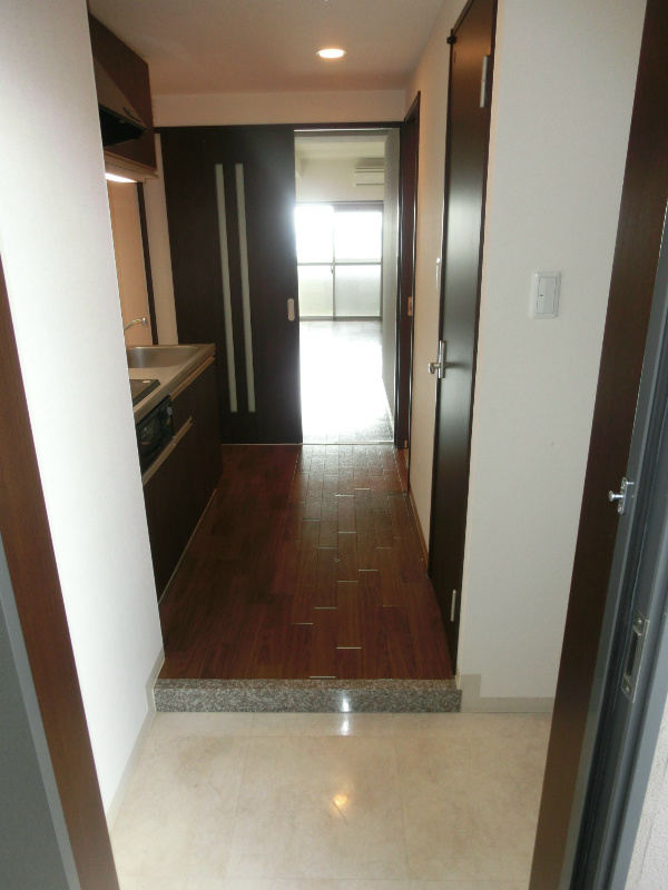 玄関　※同物件別部屋参考写真