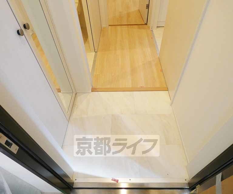 京阪宇治線 観月橋駅 徒歩8分 3階建 築9年の玄関写真