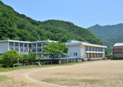 小学校　舞鶴市立大浦小学校（小学校）まで368m