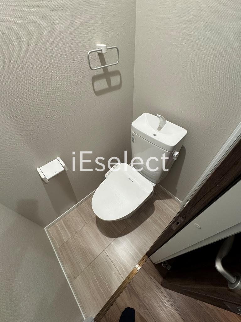 トイレ　温水洗浄便座付きのトイレです