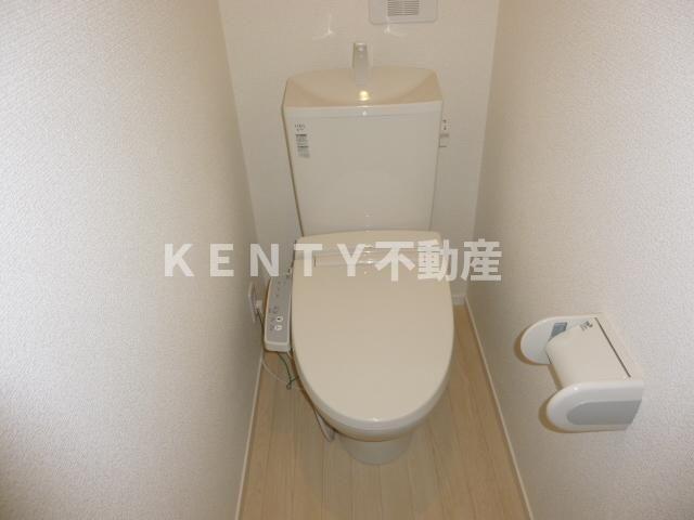 トイレ　落ち着いた色調のトイレです