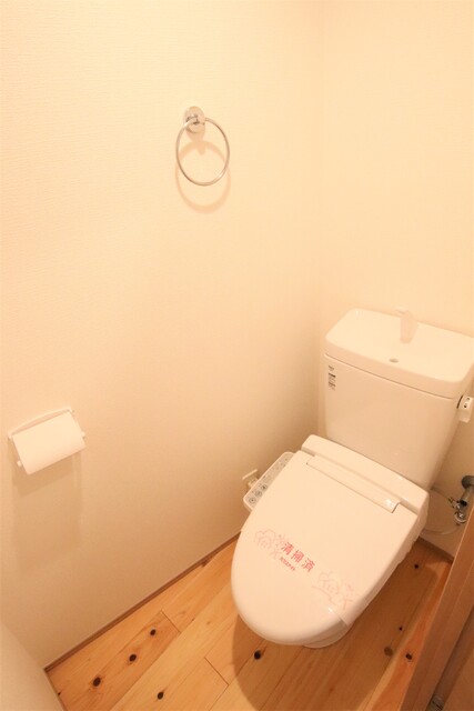 トイレ　嬉しい温水洗浄便座付き