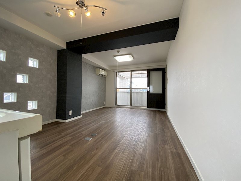 居室・リビング　シックな壁紙のお部屋です