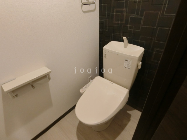 トイレ　嬉しい温水洗浄便座付きのトイレです。