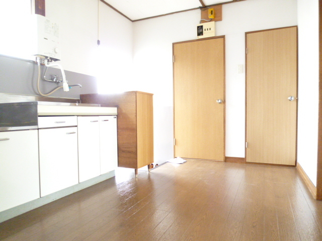 居室・リビング　別室参考写真　瞬間湯沸かし器は設備ではありません