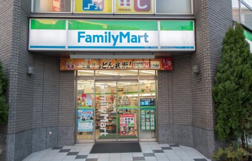 コンビニ　ファミリーマート 新八柱駅前店（コンビニ）まで554m