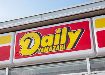 コンビニ　デイリーヤマザキ台東蔵前駅前店（コンビニ）まで181m