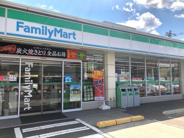 コンビニ　ファミマ　西原八丁目店（コンビニ）まで400m