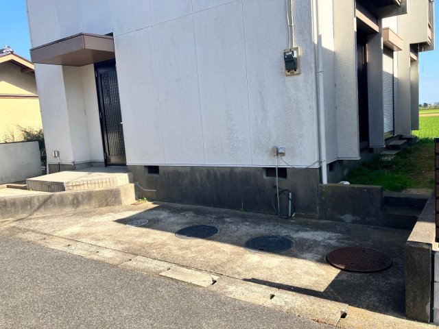 駐車場　道路と平行なので駐車しやすい形状です