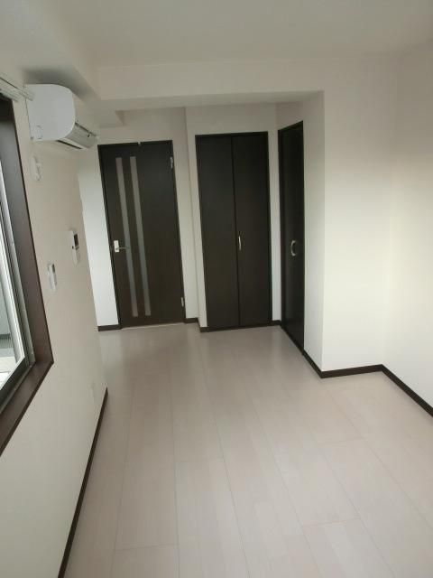 居室・リビング　全戸角部屋です　白基調のお部屋にダーク色の扉がシックなお部…