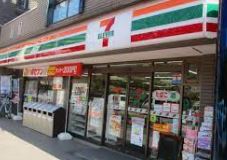 コンビニ　セブンイレブン世田谷区役所前店（コンビニ）まで129m