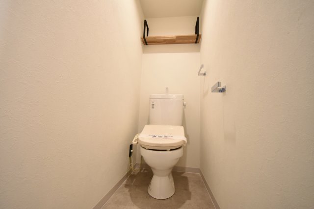 トイレ　トイレの上に収納